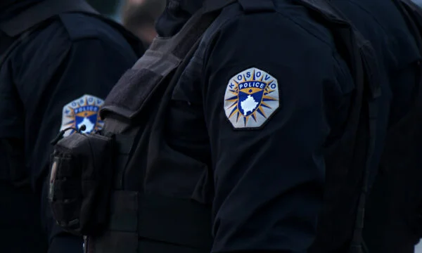 Sekuestrohet armë dhe municion në Ferizaj, i dyshuari intervistohet nga policia