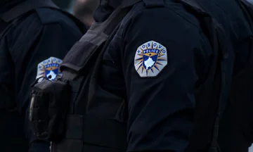 Sekuestrohet armë dhe municion në Ferizaj, i dyshuari intervistohet nga policia